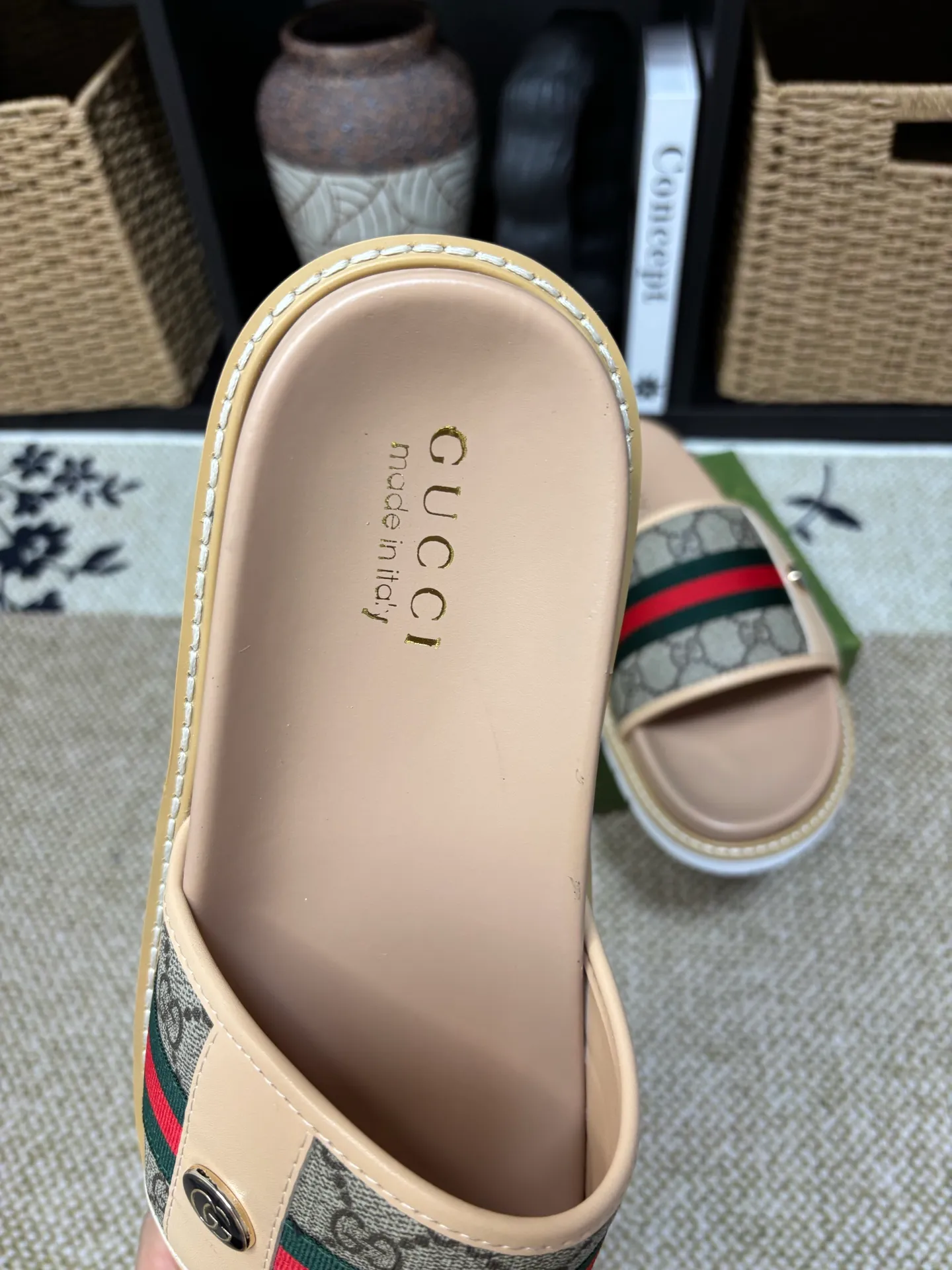 Factory 💰 300 yuan Gucci slippers] high-end men's shoes brand official website 1:1 latest masterpiece: original mold customization, the fabric is made of imported original materials, upgraded outsole, lighter and non-slip. The market's top quality, simple yet tasteful, a must-have for fashionistas, fashionable at your feet, full of confidence, the same style at the counter 👍The season of summer slippers is here. Code: 38-45 (45 customized)